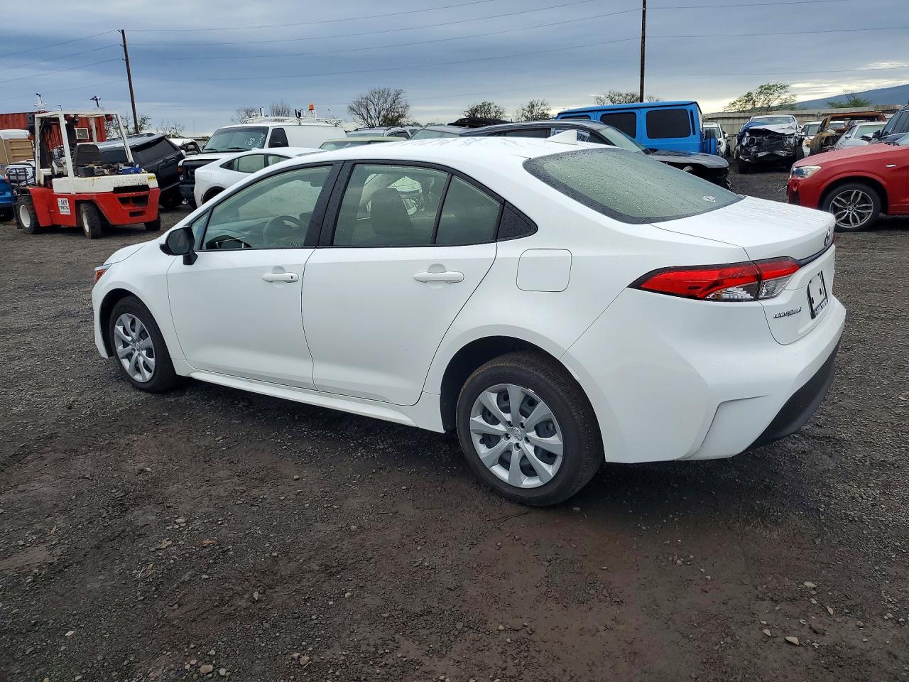 2025 TOYOTA COROLLA LE photo 3