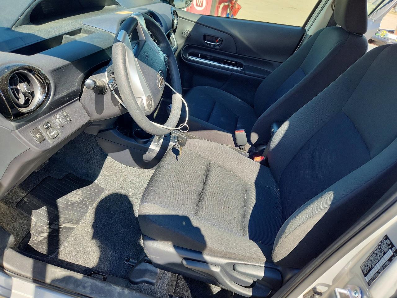 2017 TOYOTA PRIUS C TWO photo 7