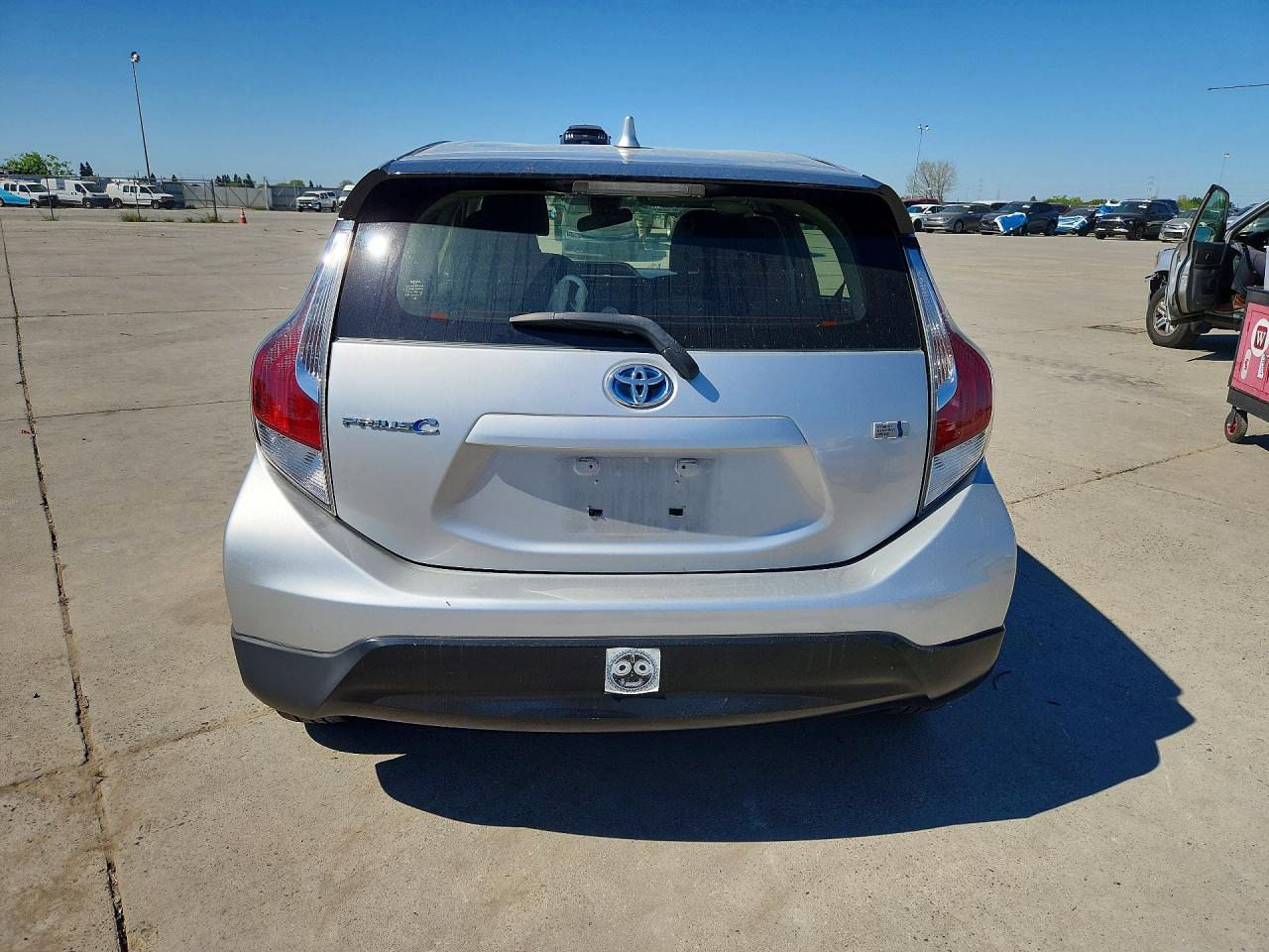 2017 TOYOTA PRIUS C TWO photo 6