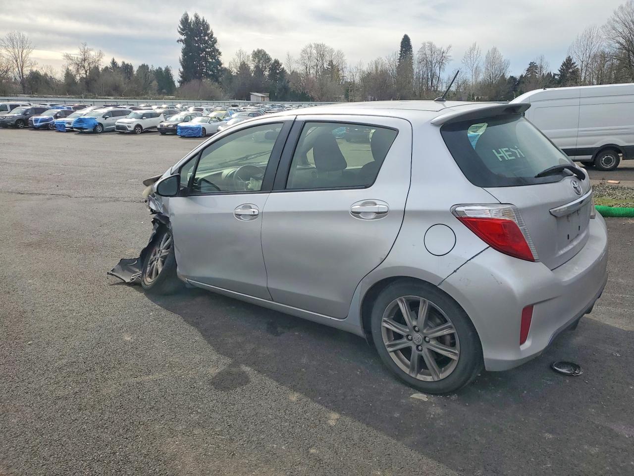 2012 TOYOTA YARIS 5-DOOR LE photo 2