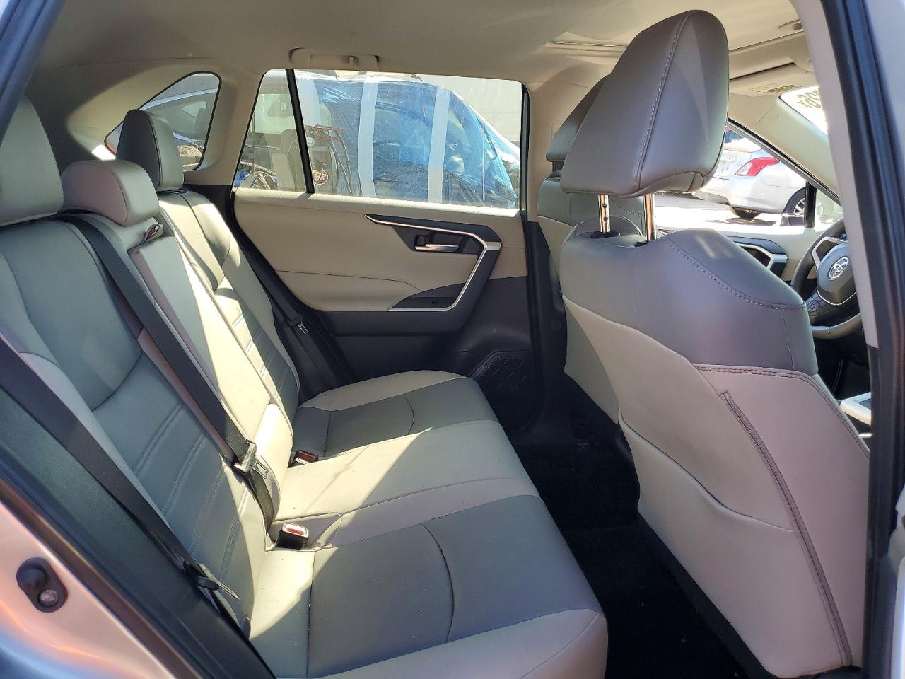 2022 TOYOTA RAV4 XLE PREMIUM photo 28
