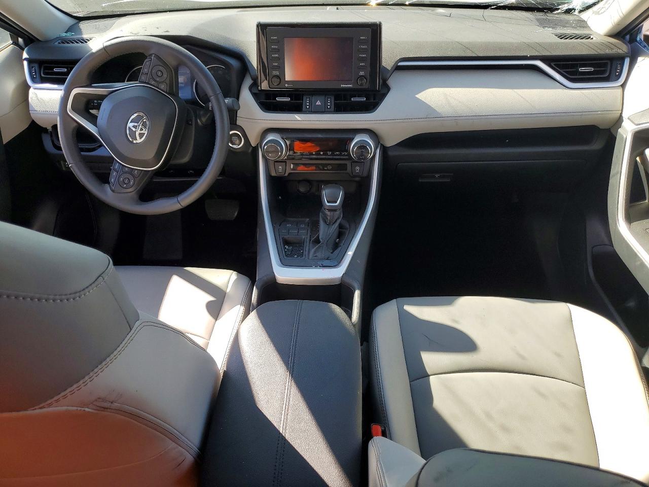 2022 TOYOTA RAV4 XLE PREMIUM photo 22