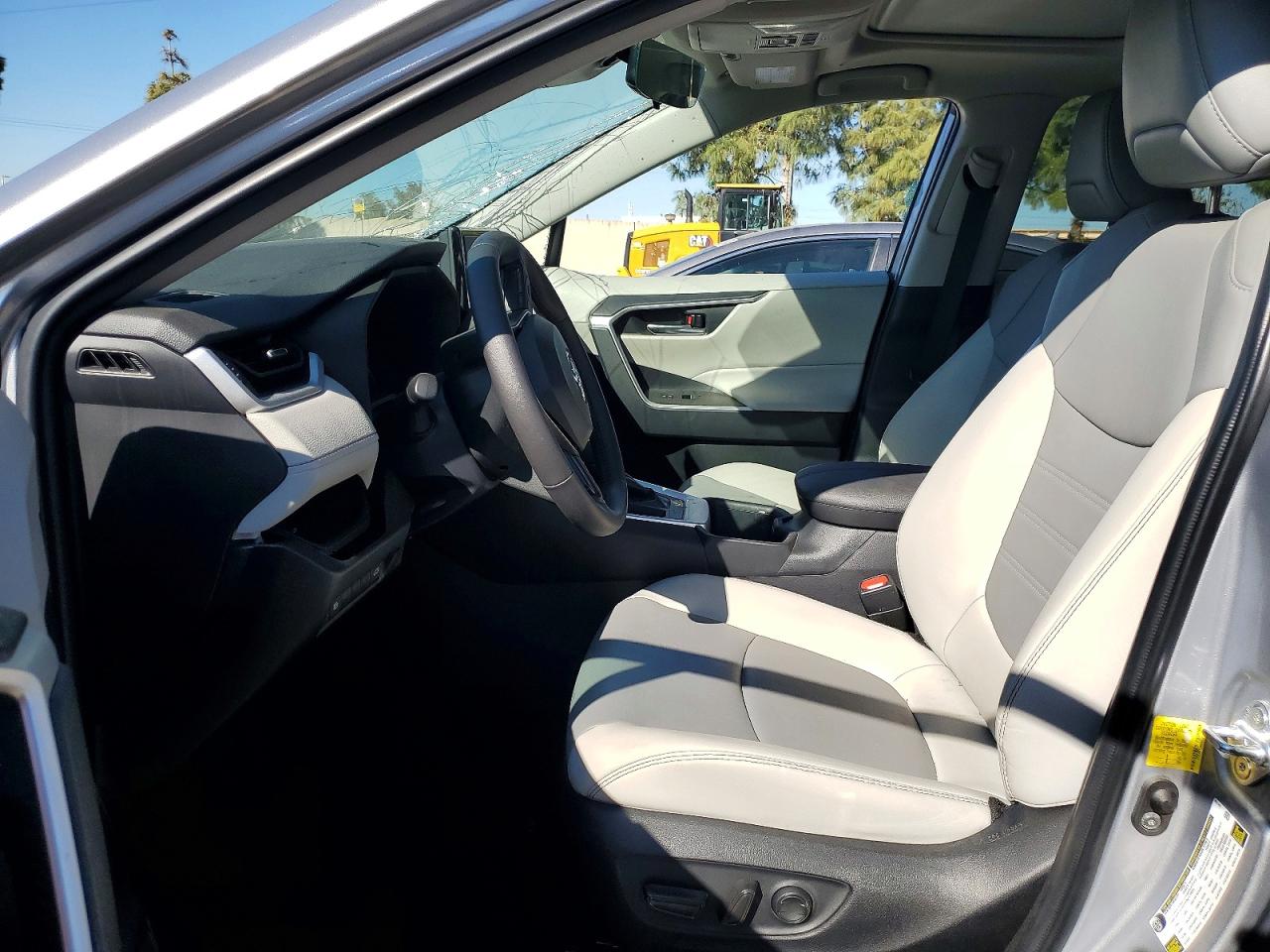 2022 TOYOTA RAV4 XLE PREMIUM photo 19