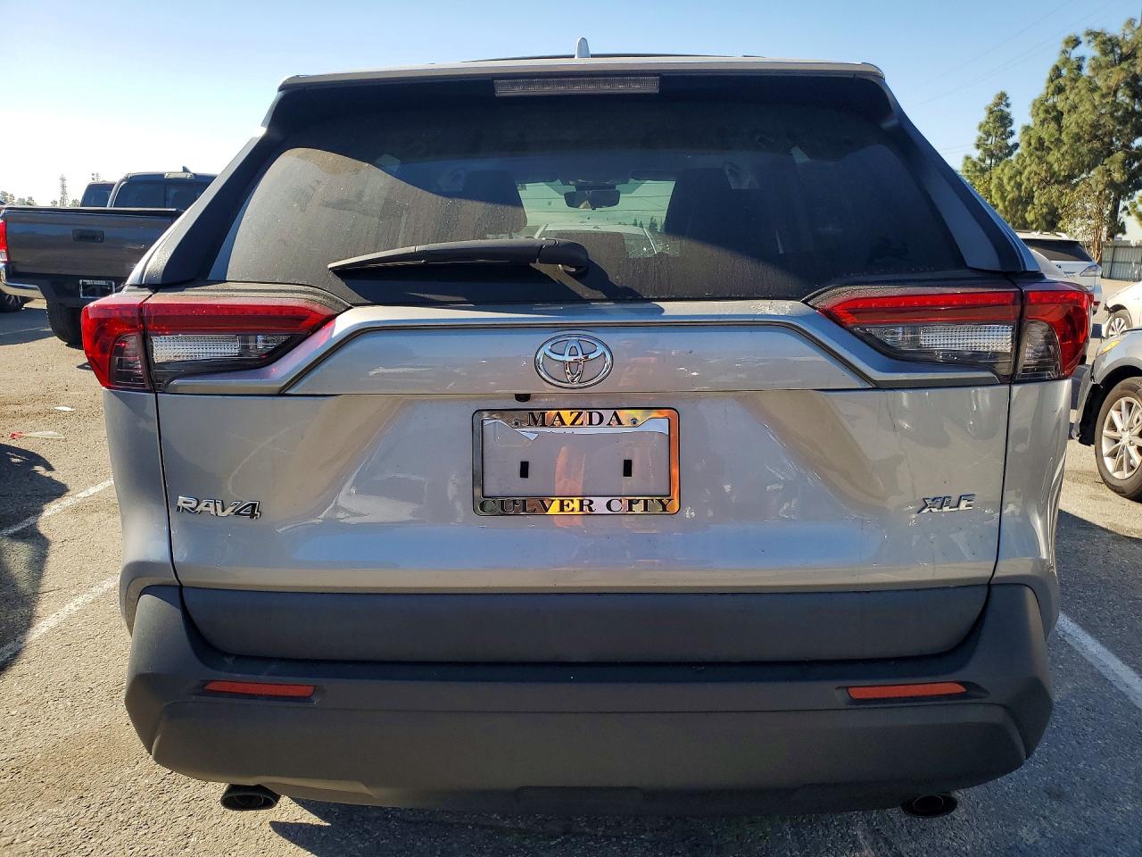 2022 TOYOTA RAV4 XLE PREMIUM photo 16
