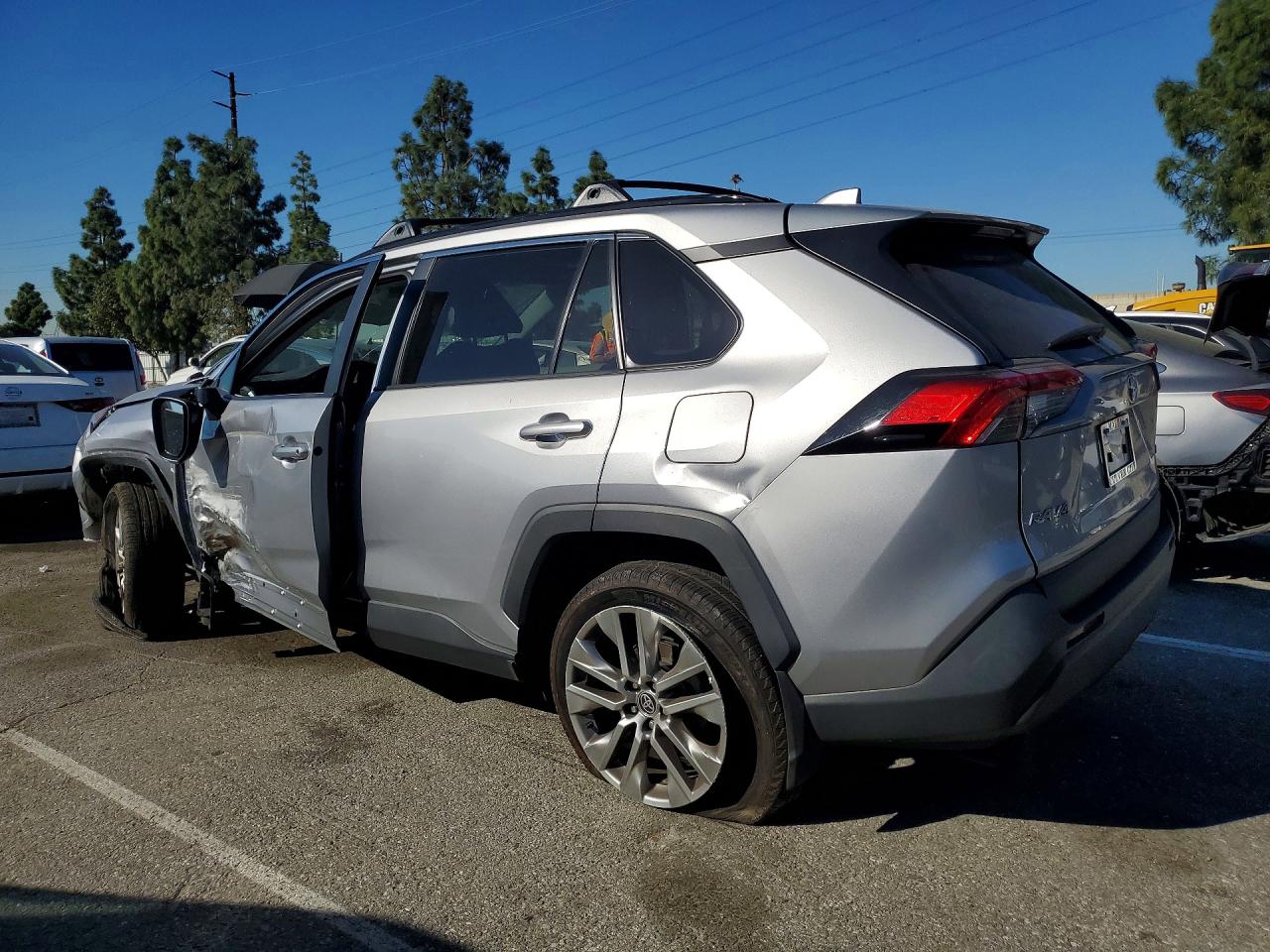 2022 TOYOTA RAV4 XLE PREMIUM photo 4