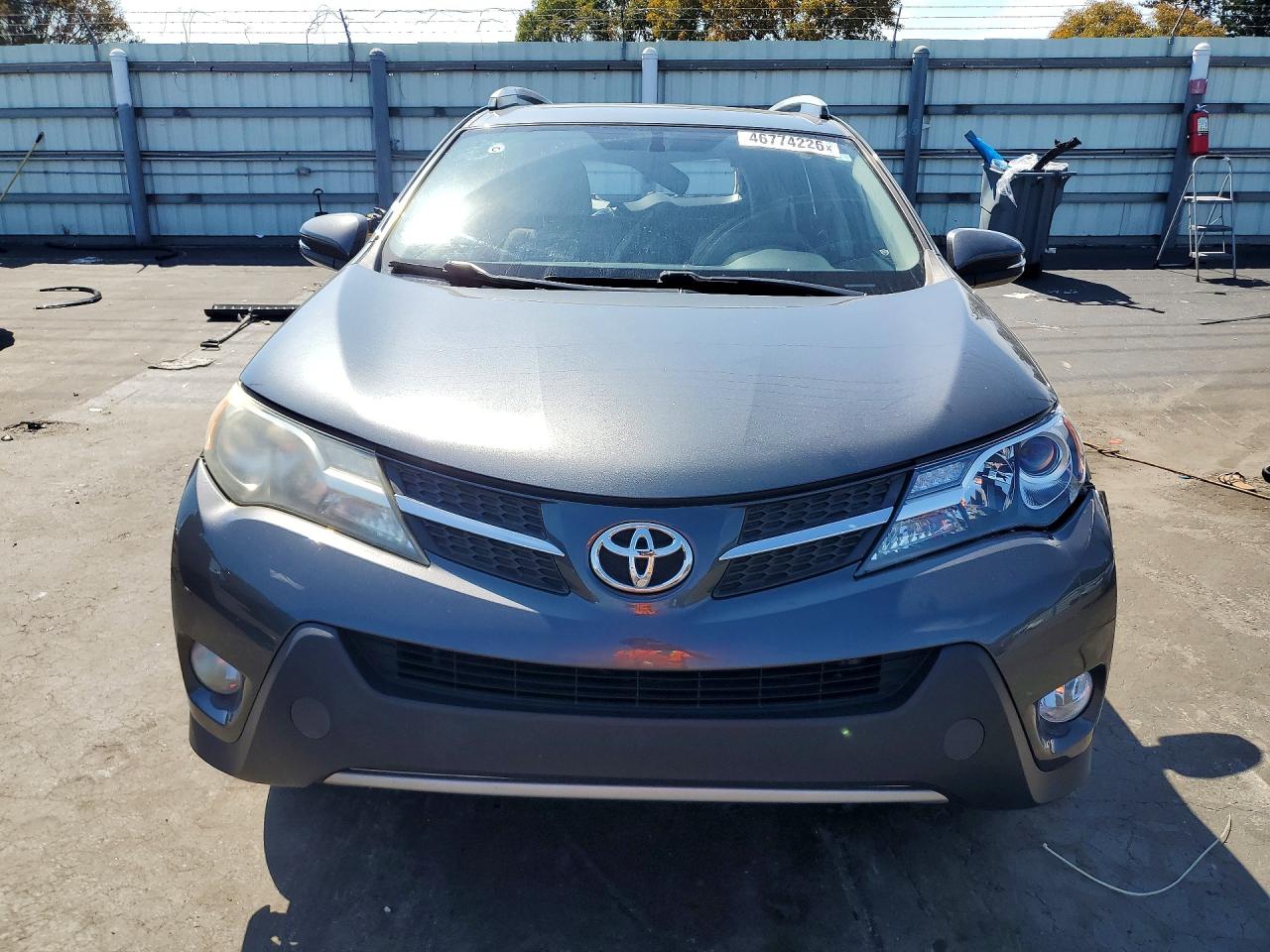 2015 TOYOTA RAV4 XLE photo 9