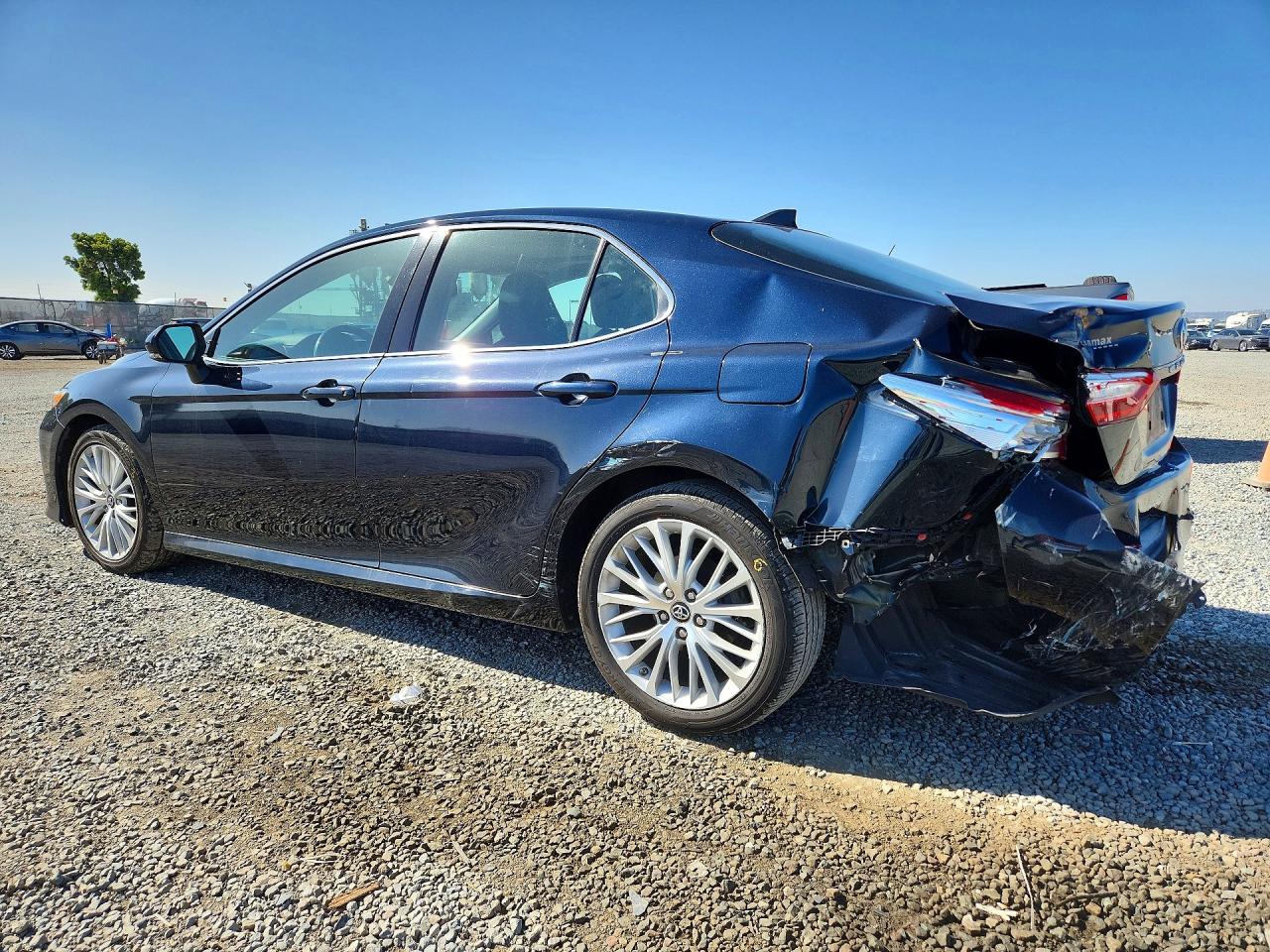 2019 TOYOTA CAMRY XLE photo 3