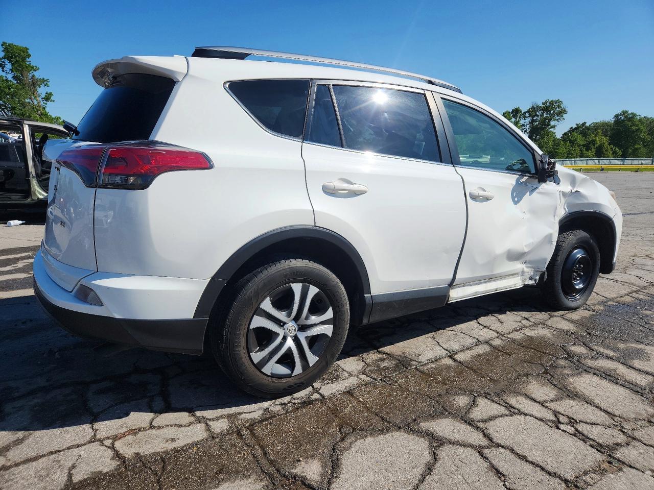 2018 TOYOTA RAV4 LE photo 5