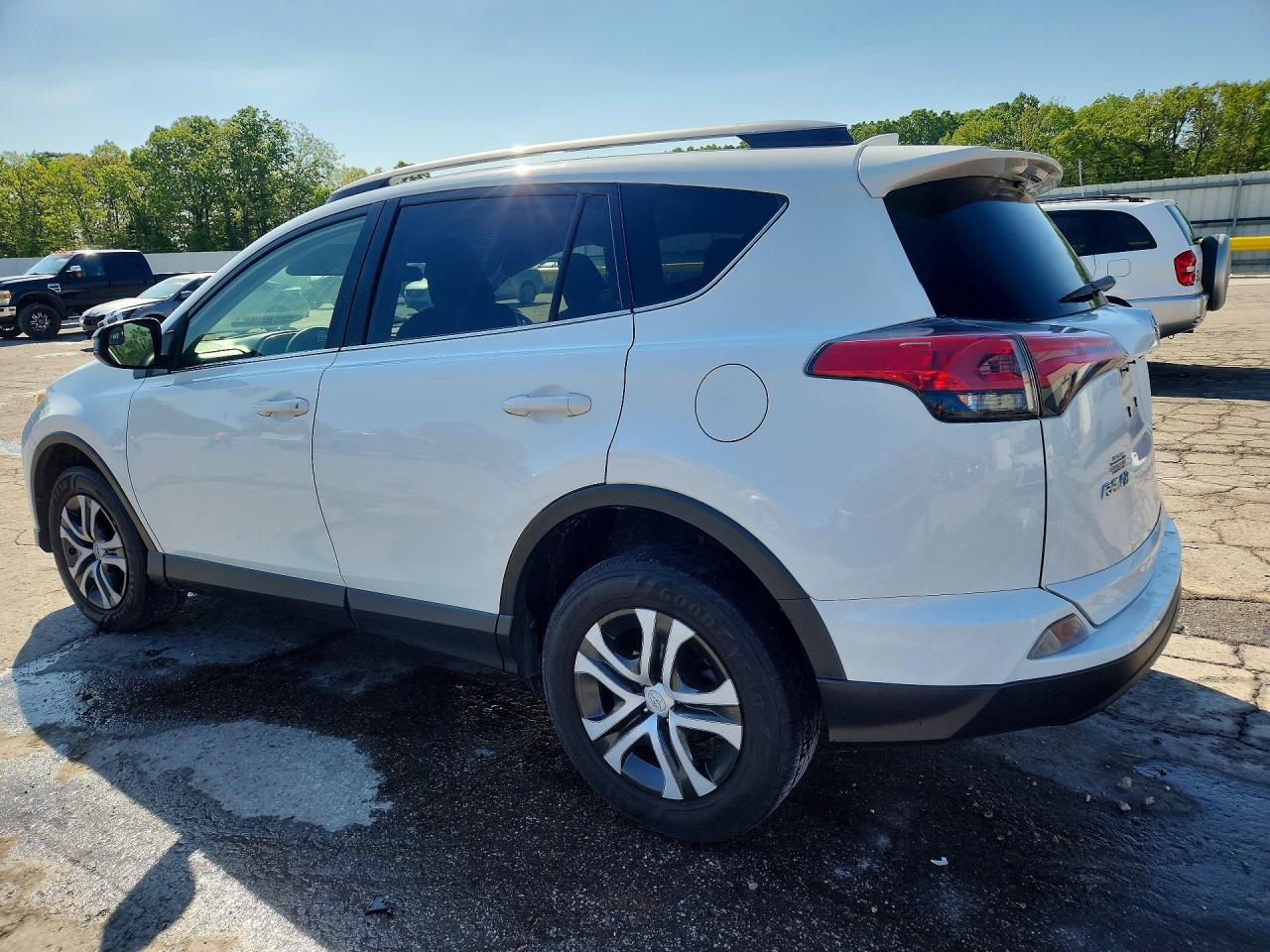 2018 TOYOTA RAV4 LE photo 3