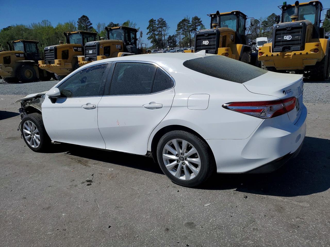 2019 TOYOTA CAMRY LE photo 3
