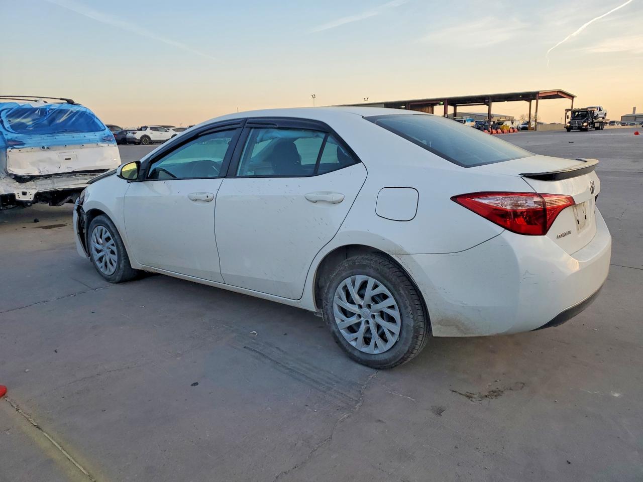 2019 TOYOTA COROLLA LE photo 3