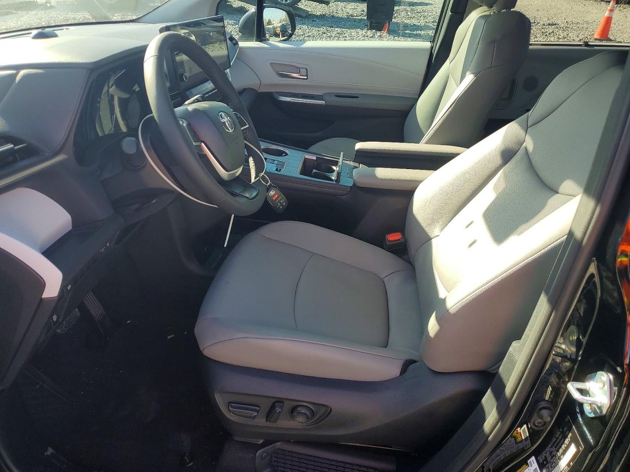 2025 TOYOTA SIENNA XLE 8-PASSENGER photo 7