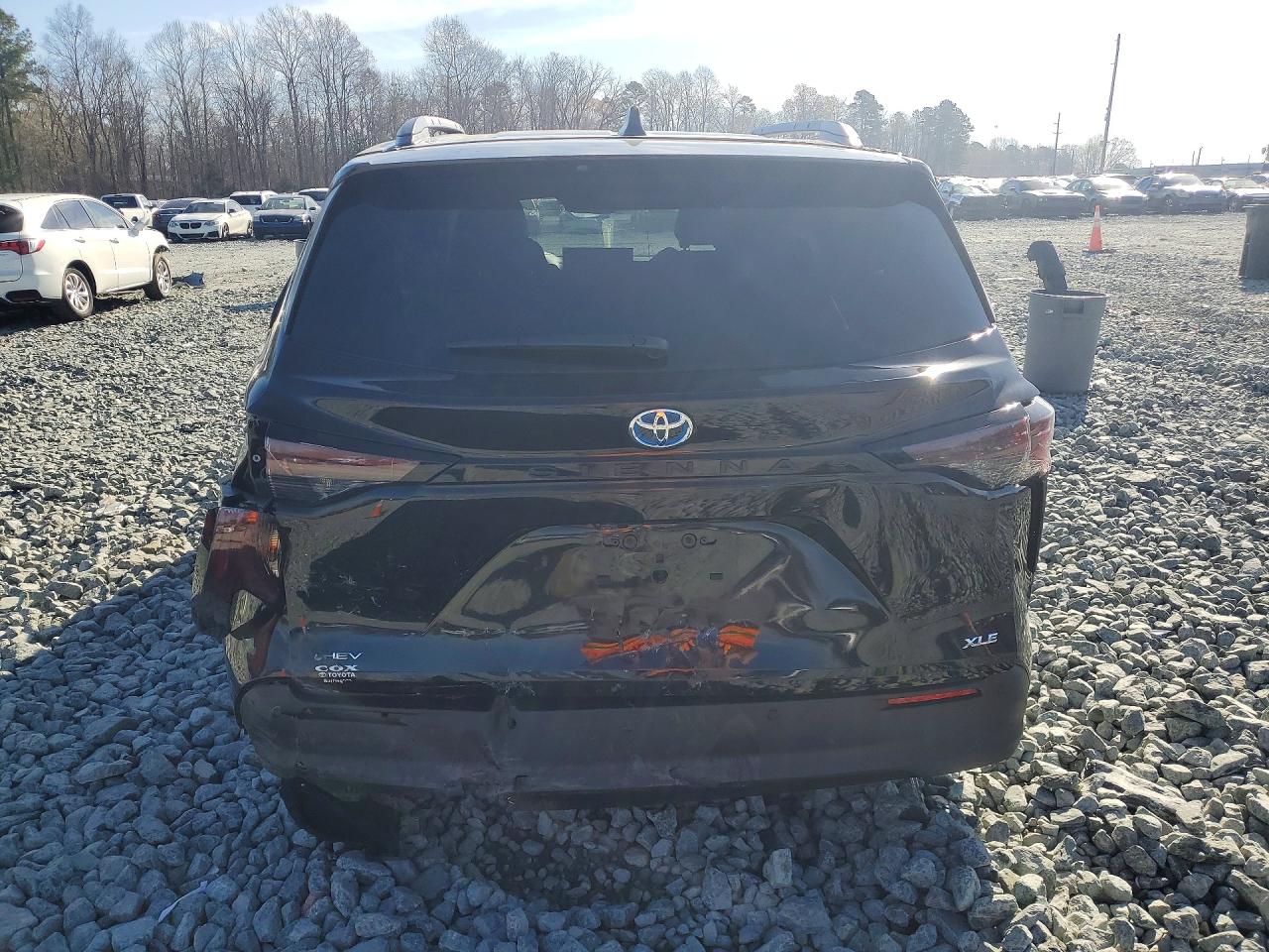 2025 TOYOTA SIENNA XLE 8-PASSENGER photo 6