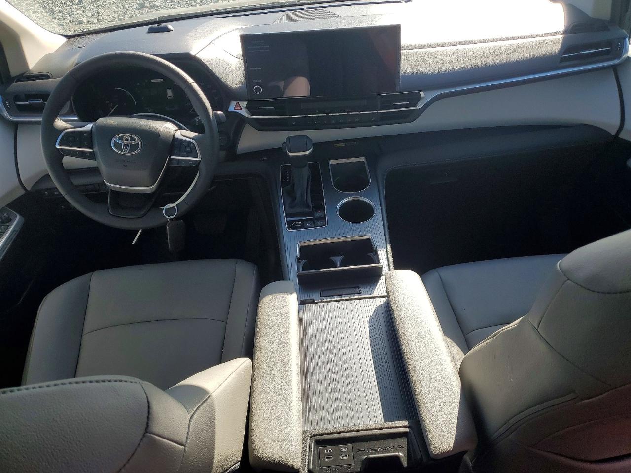 2025 TOYOTA SIENNA XLE 8-PASSENGER photo 8