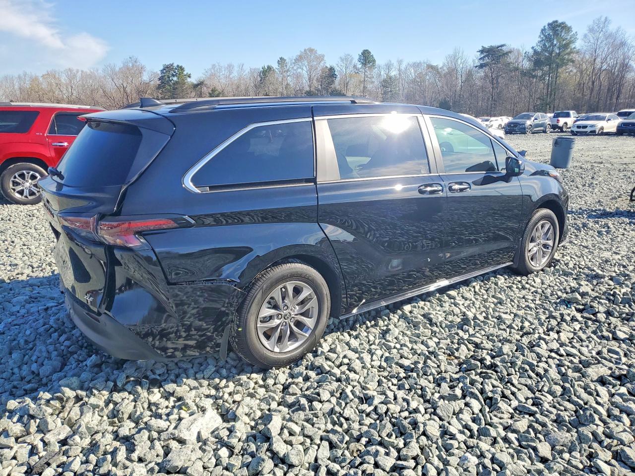 2025 TOYOTA SIENNA XLE 8-PASSENGER photo 3