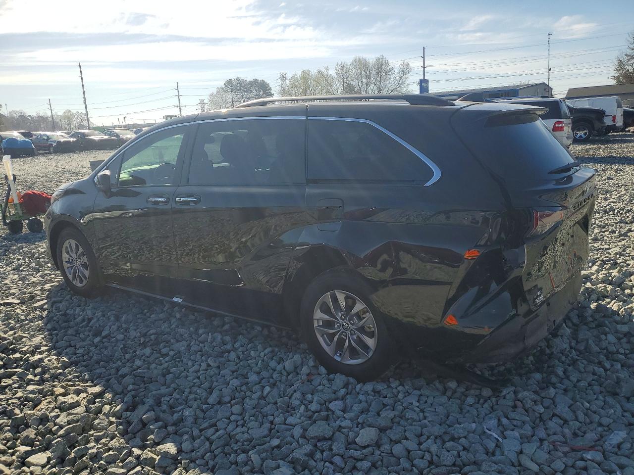 2025 TOYOTA SIENNA XLE 8-PASSENGER photo 2