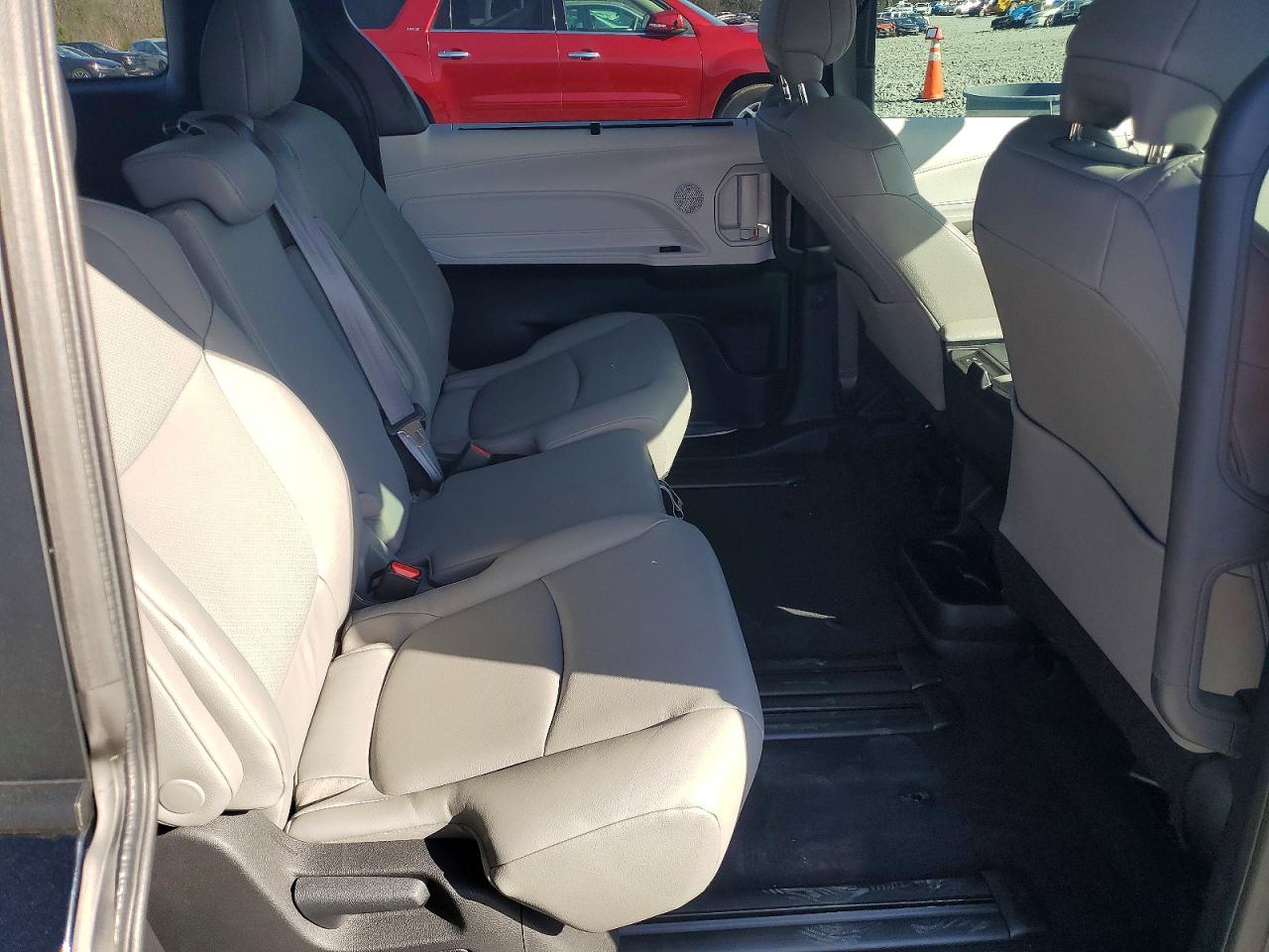 2025 TOYOTA SIENNA XLE 8-PASSENGER photo 11