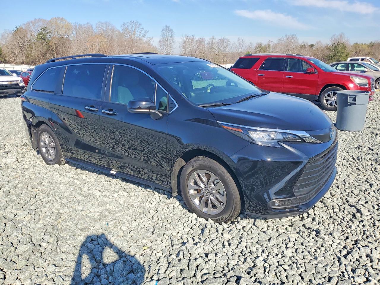 2025 TOYOTA SIENNA XLE 8-PASSENGER photo 4