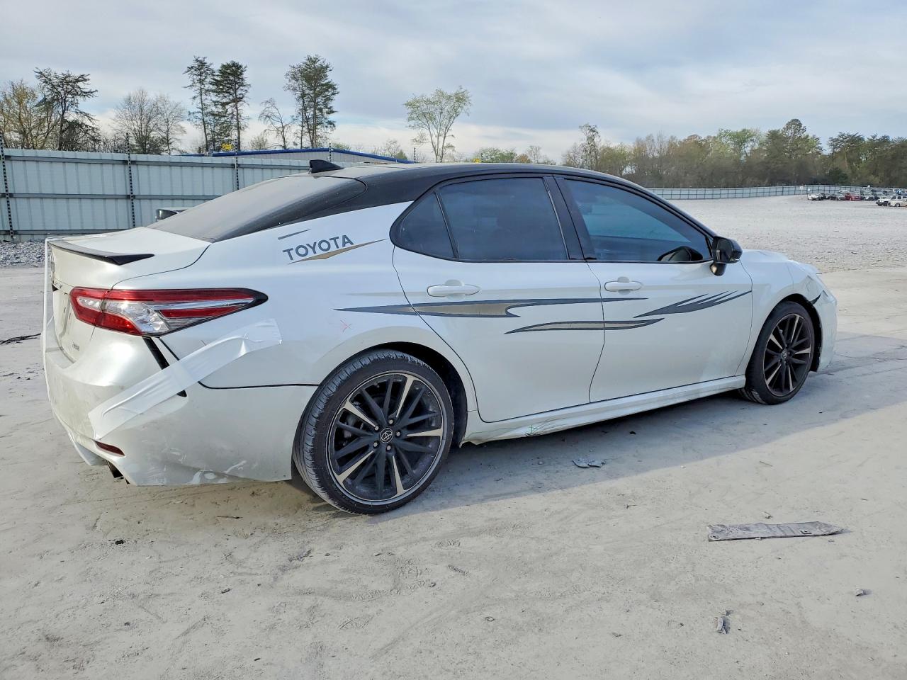 2019 TOYOTA CAMRY XSE photo 5