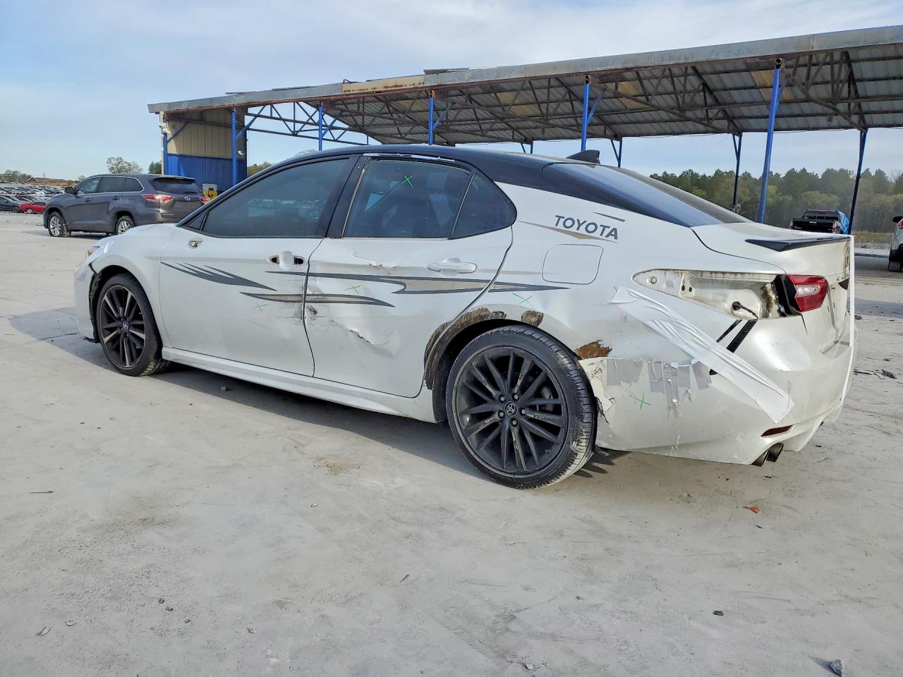 2019 TOYOTA CAMRY XSE photo 3