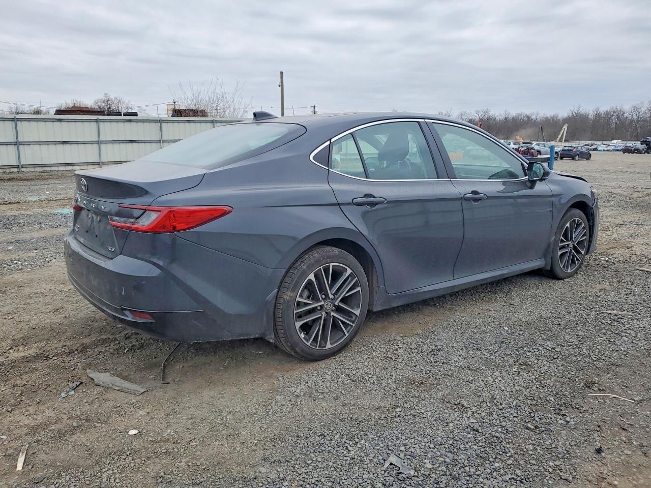 2025 TOYOTA CAMRY XLE photo 3