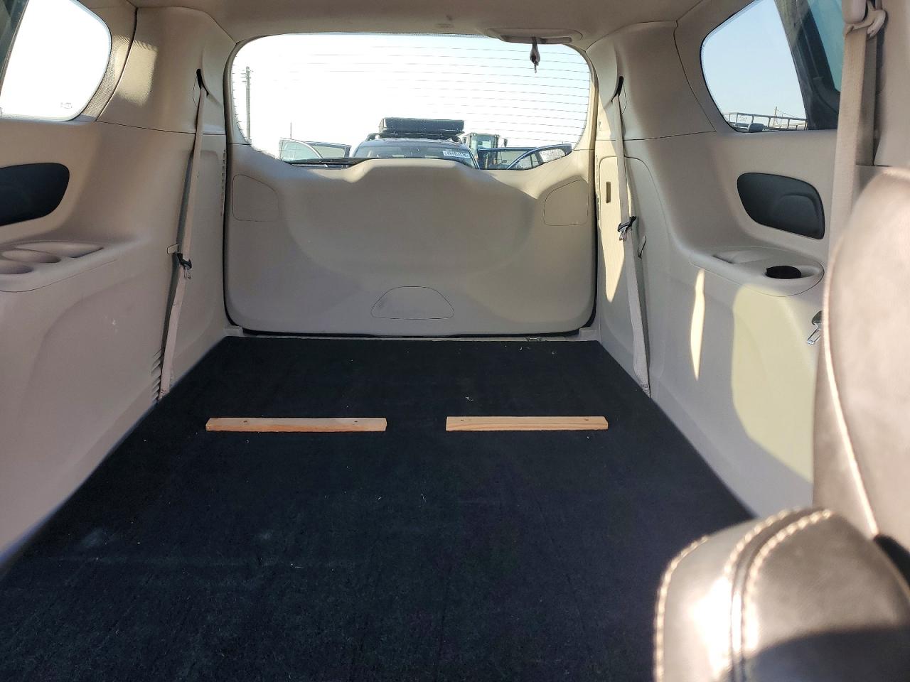2021 CHRYSLER VOYAGER photo 19