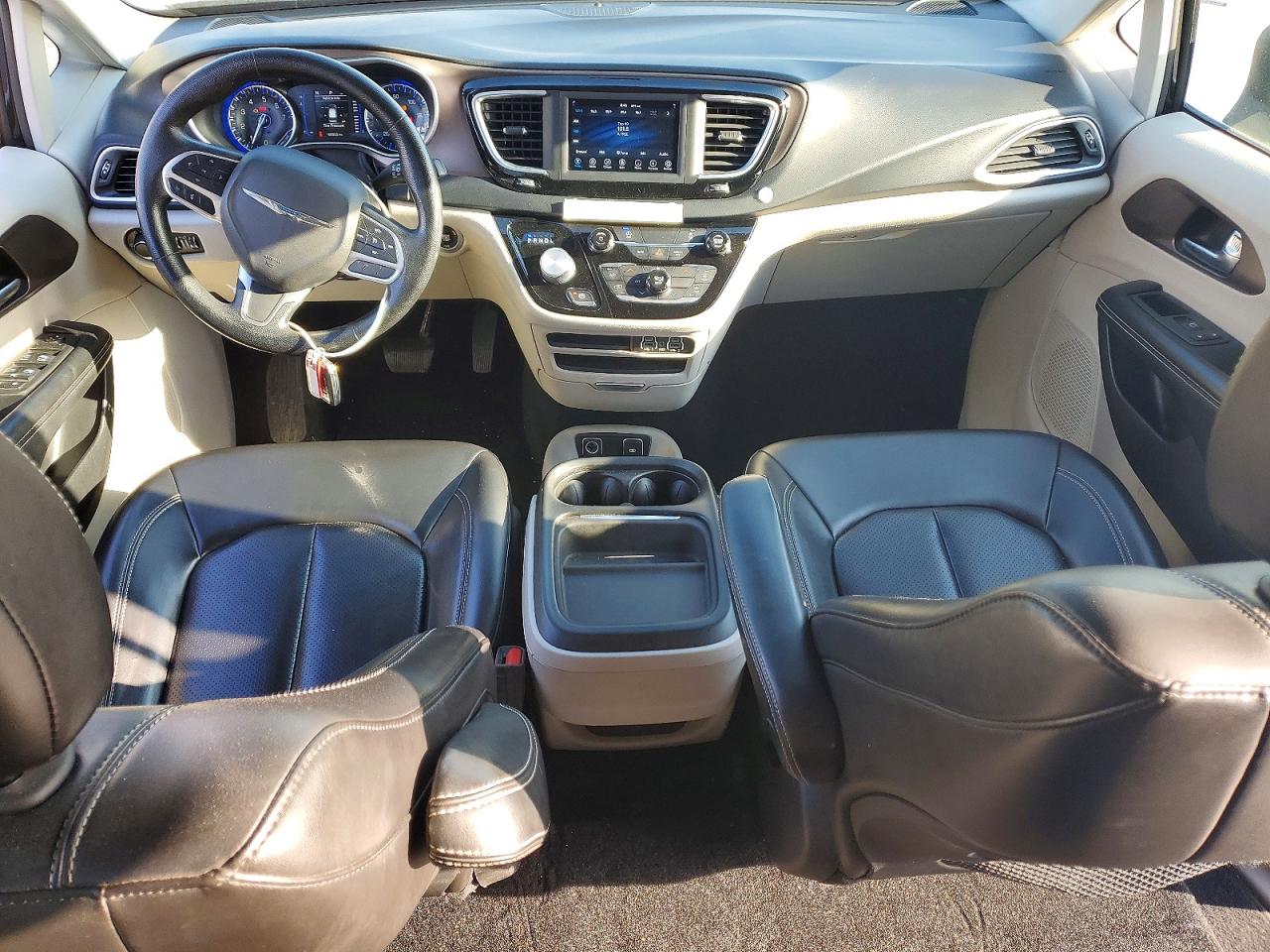 2021 CHRYSLER VOYAGER photo 15