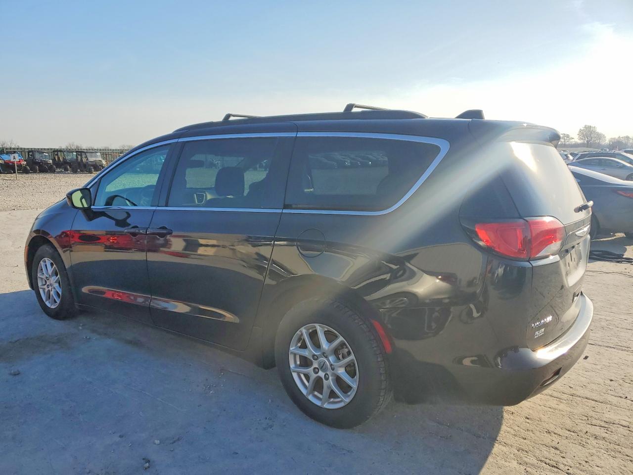 2021 CHRYSLER VOYAGER photo 3