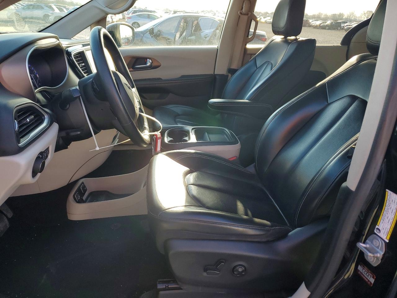 2021 CHRYSLER VOYAGER photo 13