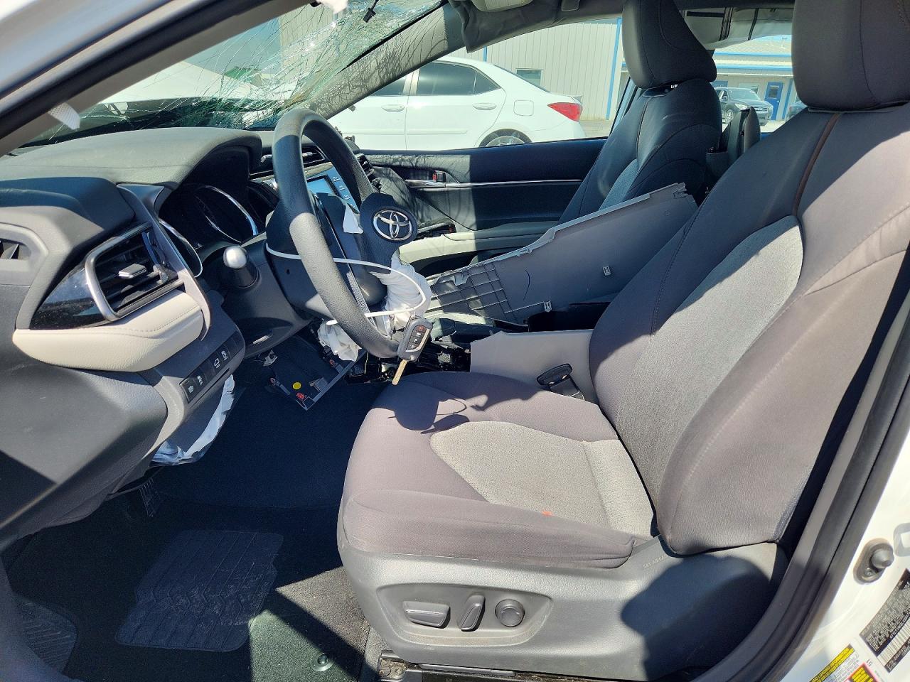 2020 TOYOTA CAMRY LE photo 7