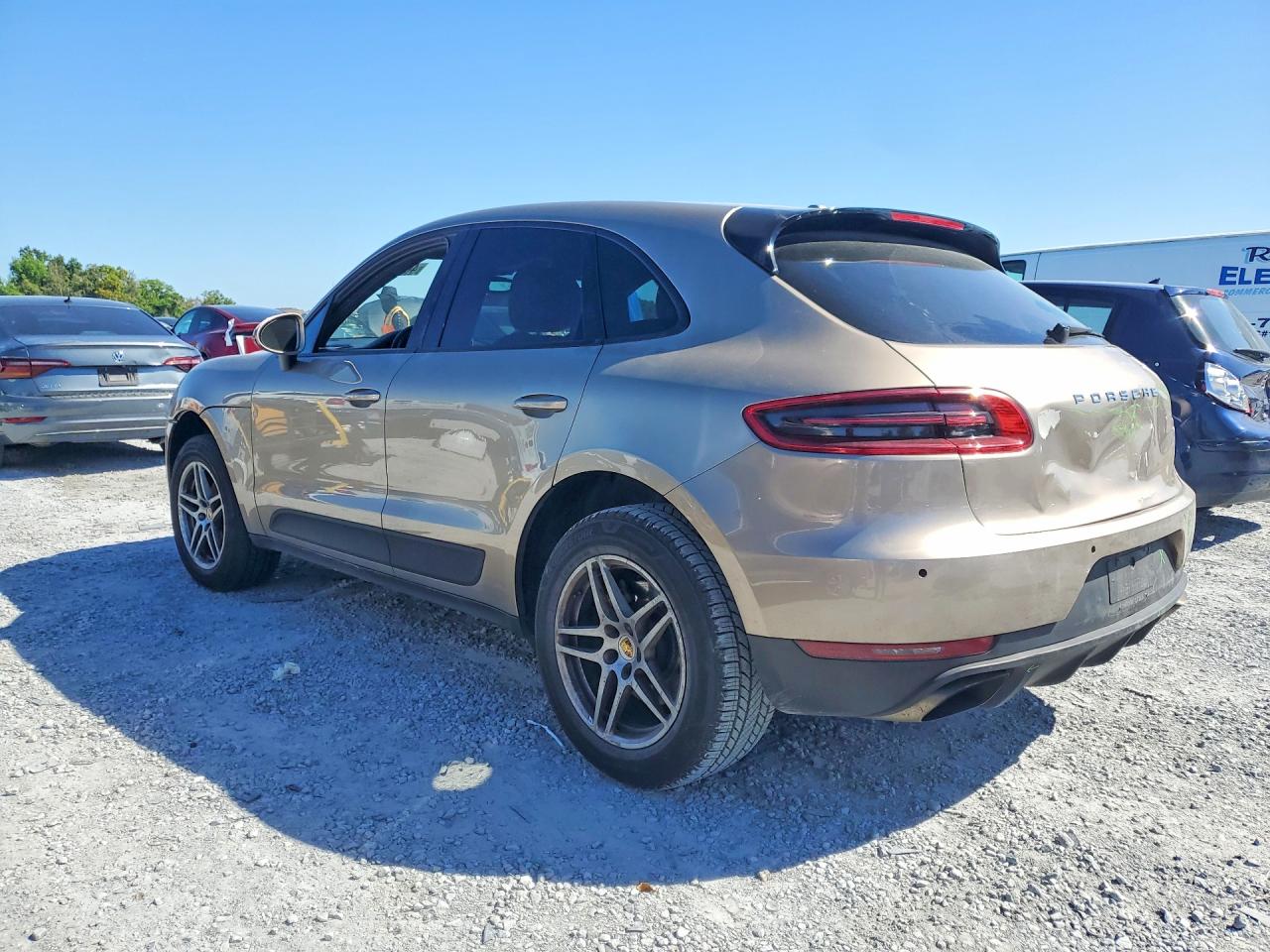 2018 PORSCHE MACAN photo 2