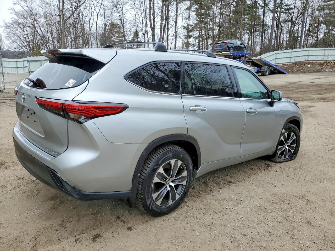 2022 TOYOTA HIGHLANDER XLE photo 3