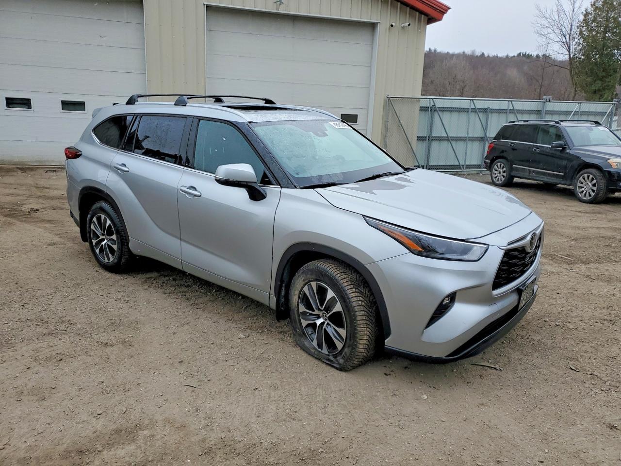 2022 TOYOTA HIGHLANDER XLE photo 4