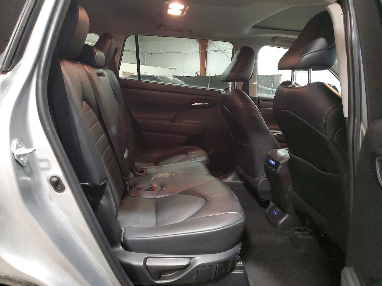 2022 TOYOTA HIGHLANDER XLE photo 11