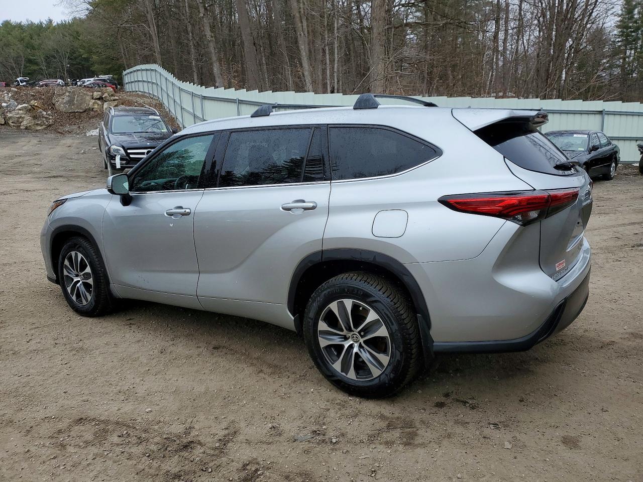 2022 TOYOTA HIGHLANDER XLE photo 2