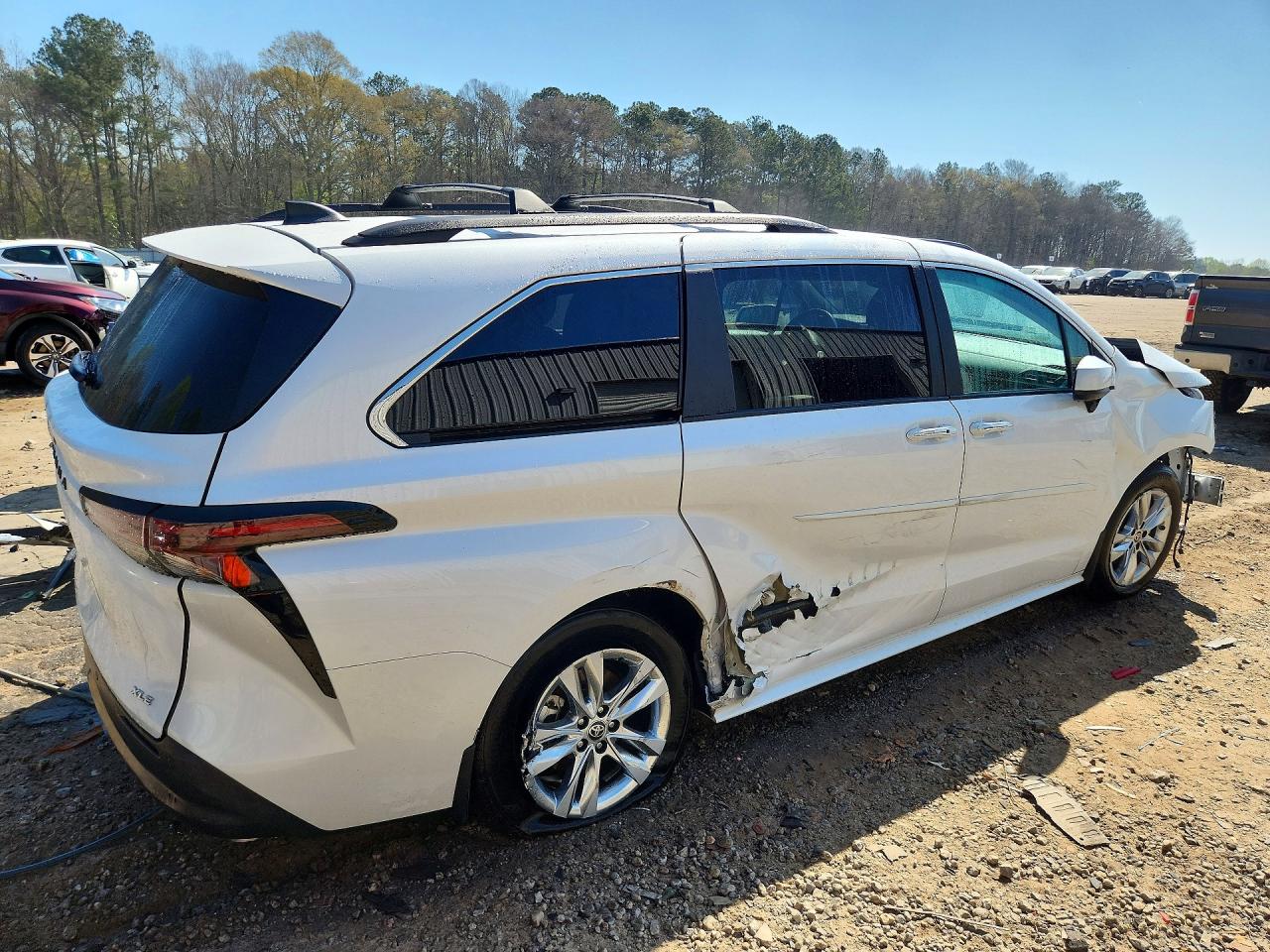 2025 TOYOTA SIENNA XLE 7-PASSENGER photo 5
