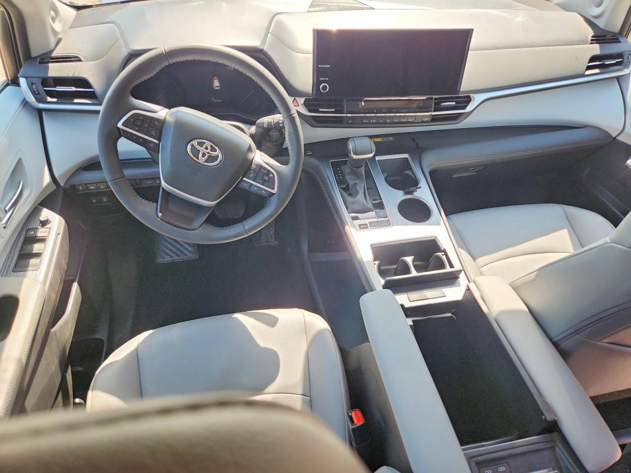 2025 TOYOTA SIENNA XLE 7-PASSENGER photo 15