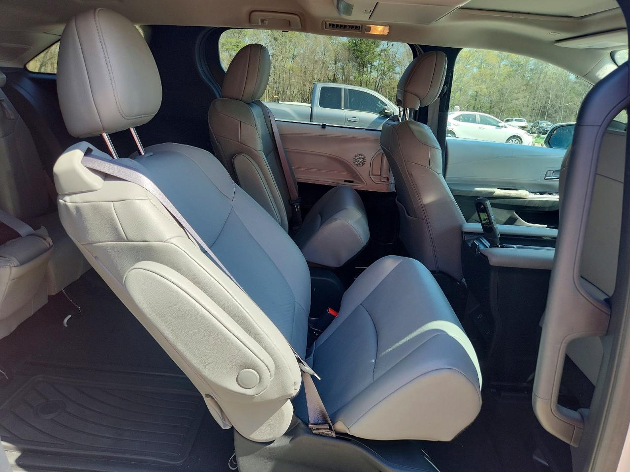 2025 TOYOTA SIENNA XLE 7-PASSENGER photo 19