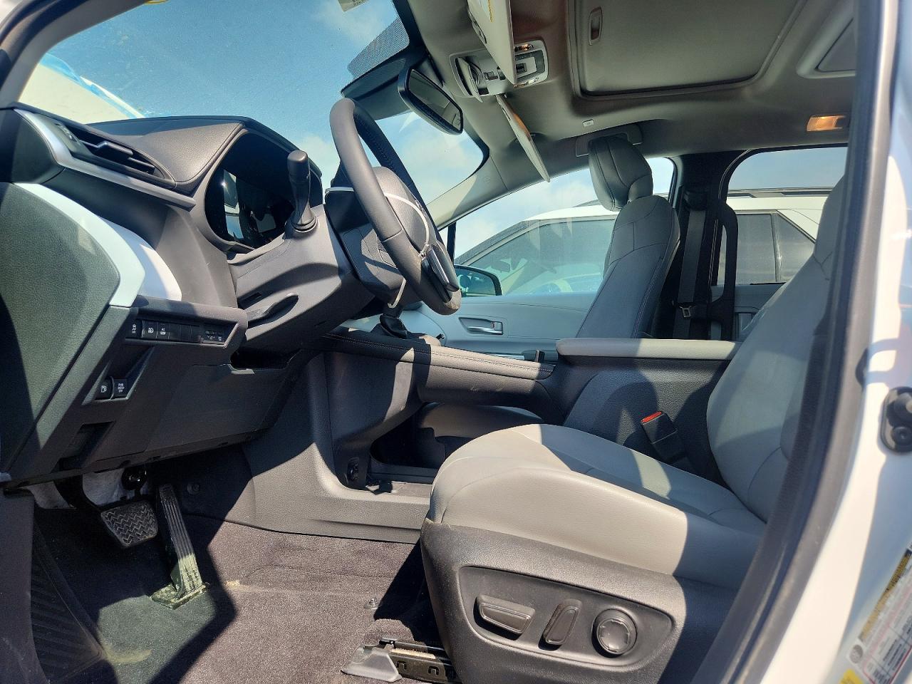 2025 TOYOTA SIENNA XLE 7-PASSENGER photo 14