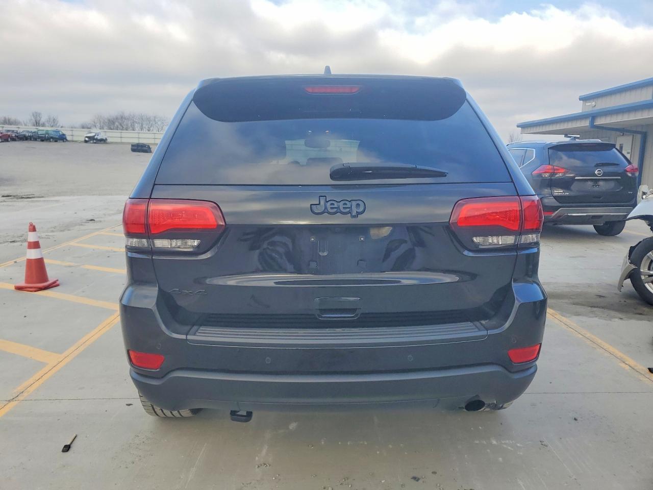 2018 JEEP GRAND CHEROKEE LAREDO photo 11