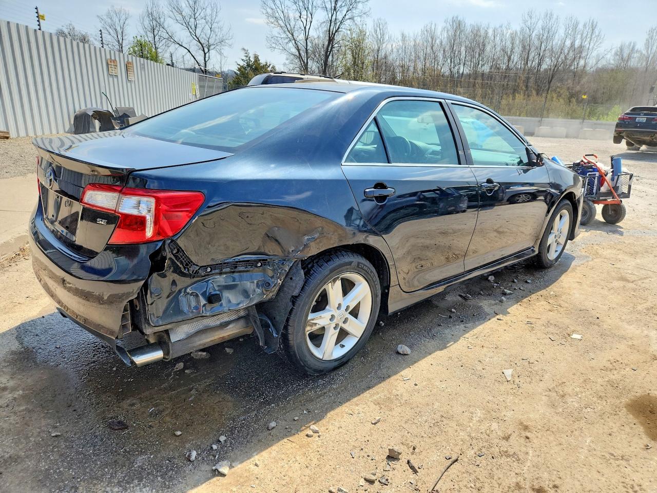 2013 TOYOTA CAMRY SE photo 3