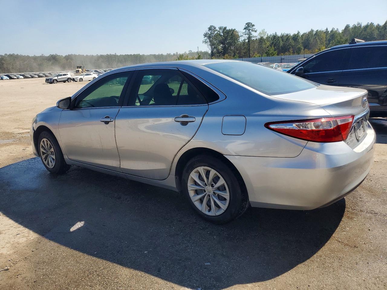 2015 TOYOTA CAMRY LE photo 3