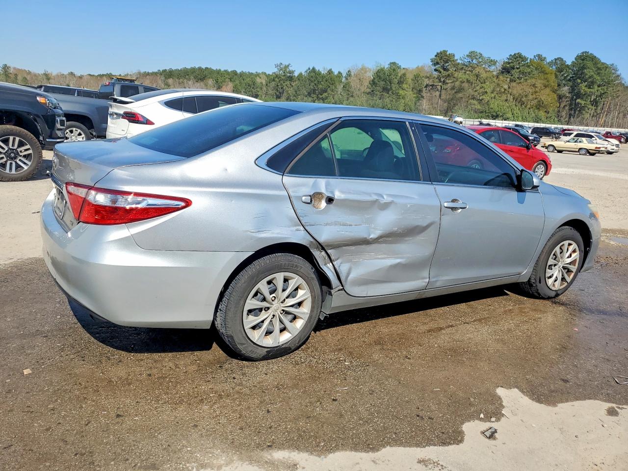 2015 TOYOTA CAMRY LE photo 5