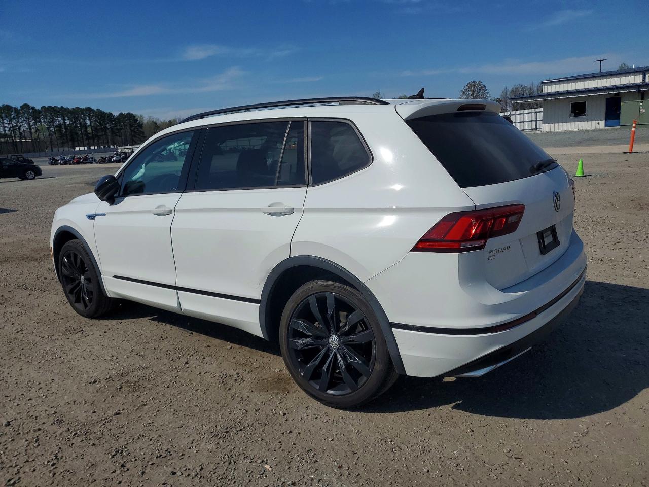 2020 VOLKSWAGEN TIGUAN SE photo 3