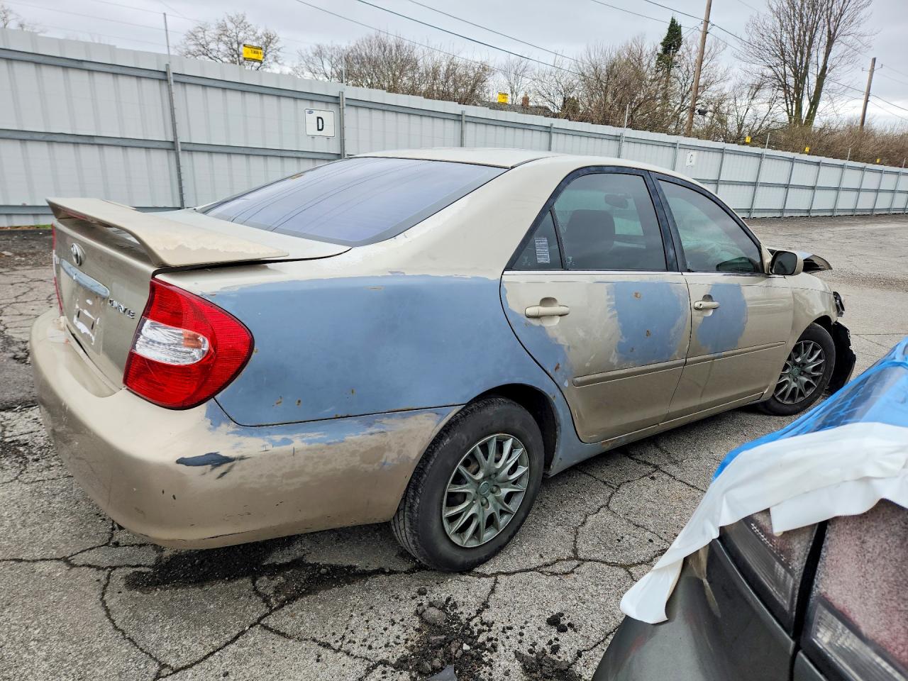 2004 TOYOTA CAMRY LE photo 3