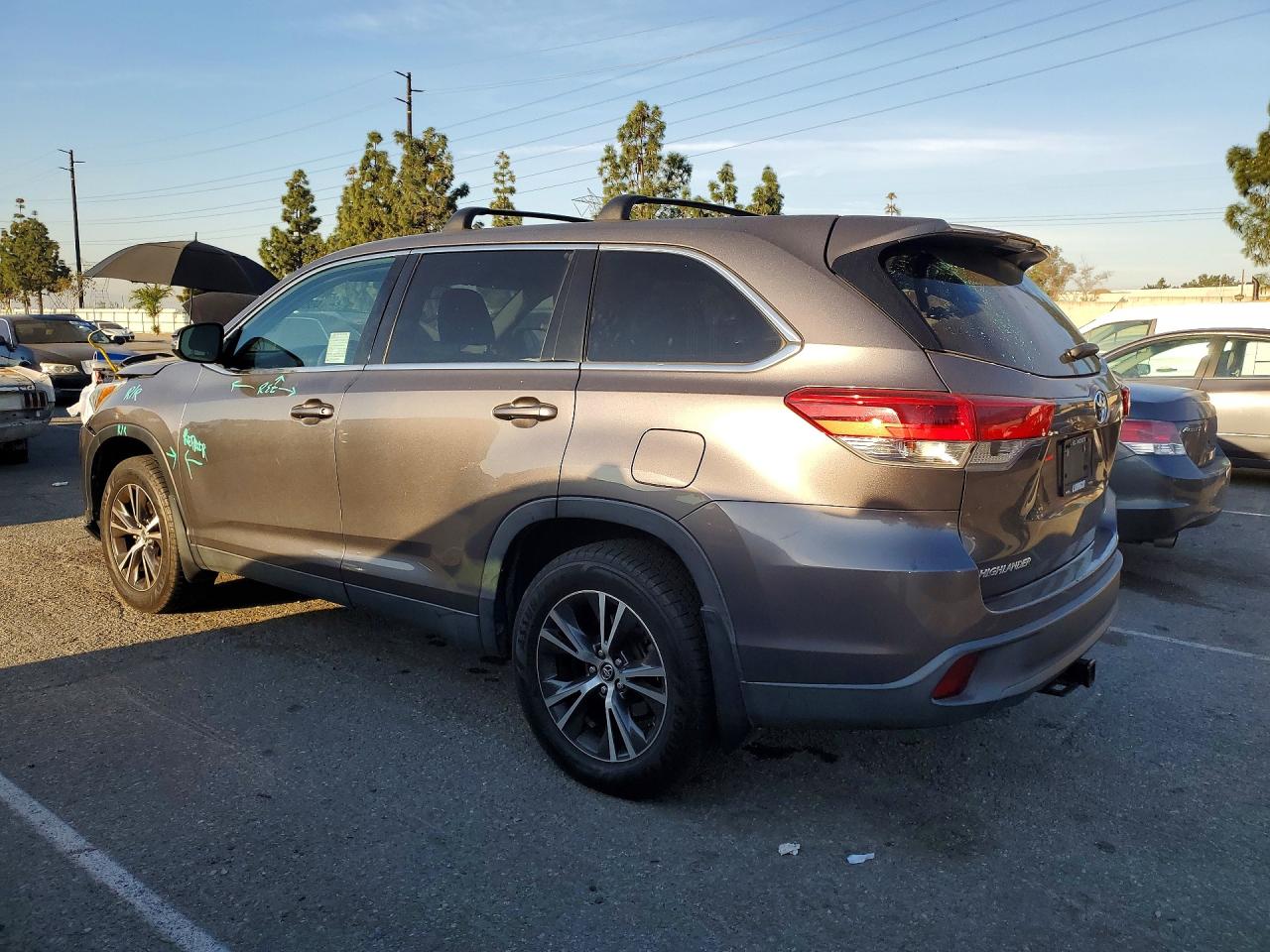2019 TOYOTA HIGHLANDER LE photo 3