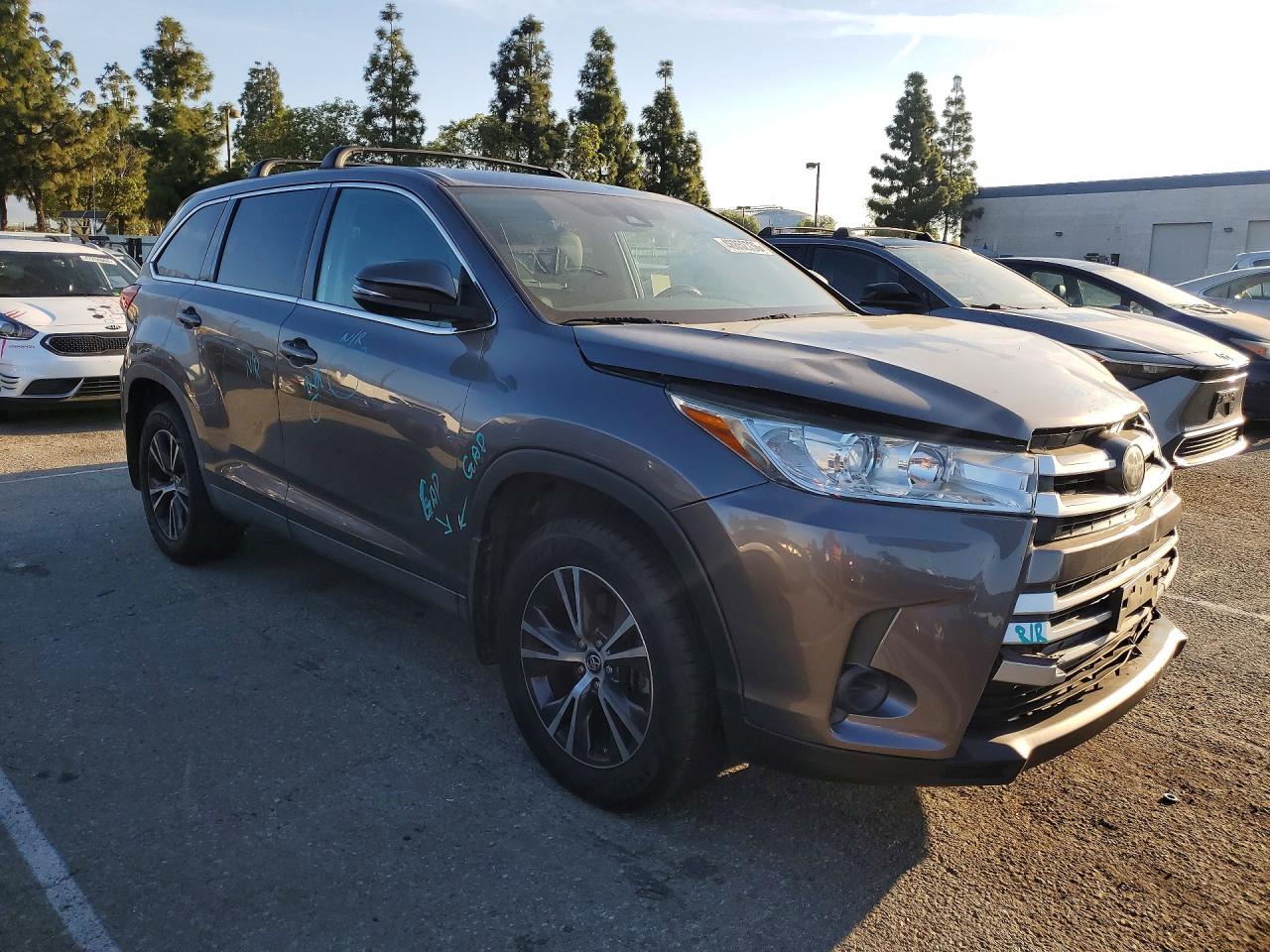 2019 TOYOTA HIGHLANDER LE photo 7