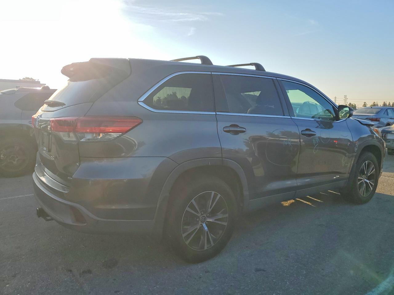 2019 TOYOTA HIGHLANDER LE photo 5
