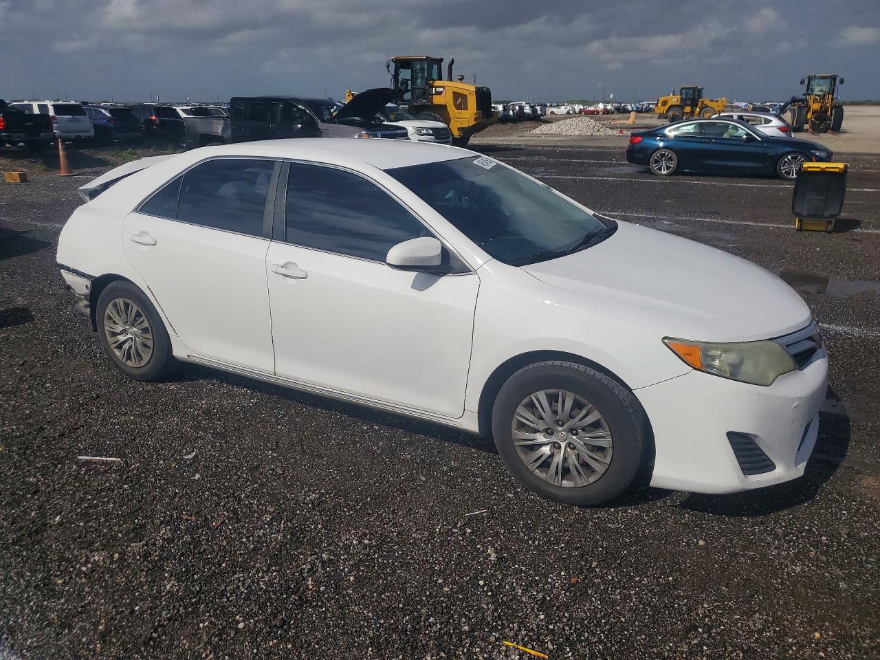 2014 TOYOTA CAMRY photo 4