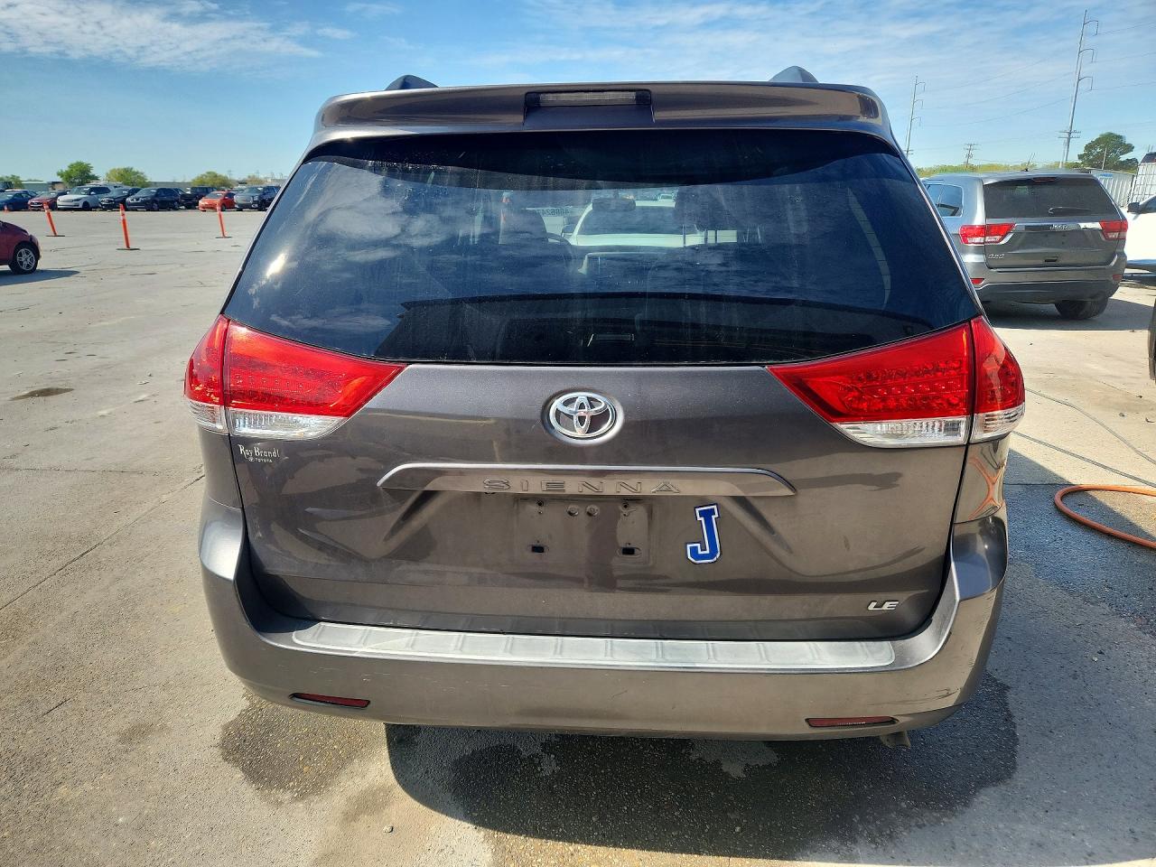2014 TOYOTA SIENNA LE 8-PASSENGER photo 6